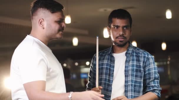 Dos amigos masculinos comenzando el juego de billar en un club — Vídeo de stock