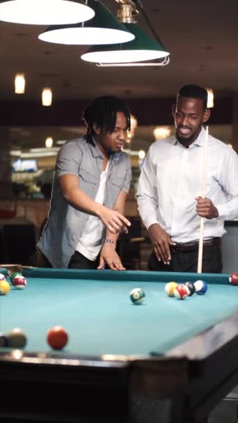 Dos amigos masculinos comenzando el juego de billar en un club — Vídeos de Stock