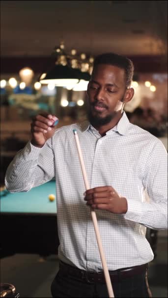 アフリカ系アメリカ人の男こすりチョークオンAキュー — ストック動画