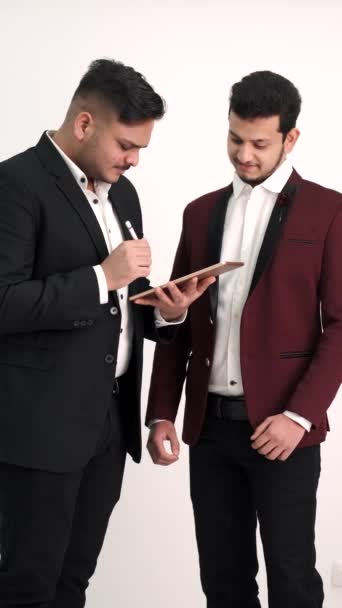 Dos hombres con trajes oficiales discutiendo algo aislado — Vídeos de Stock