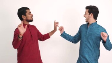 Beyaz arka planda dans eden iki Hintli adam