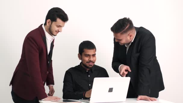 Бизнесмены Индии работают над проектом с ноутбуком — стоковое видео