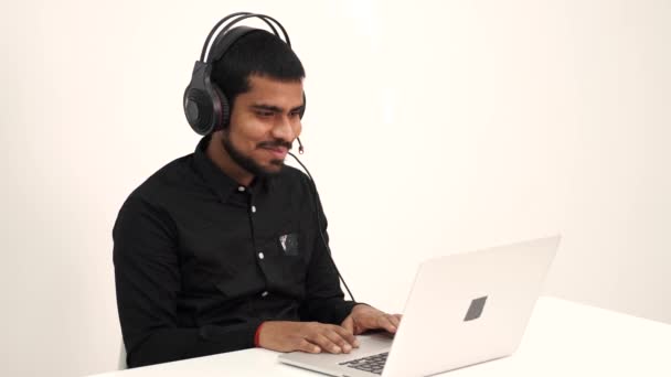 Indyjski biznesmen pracujący w biurze — Wideo stockowe