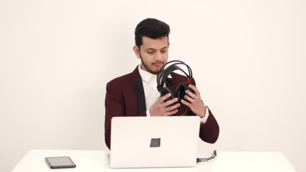 Indischer Geschäftsmann arbeitet am Schreibtisch im Büro — Stockvideo