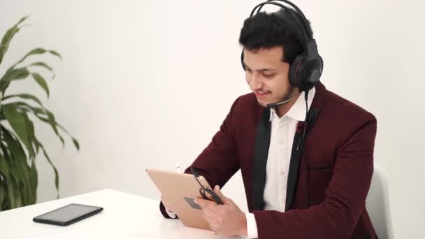 Индийский бизнесмен с планшетом работает в офисе — стоковое видео