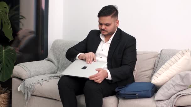 Przystojny młody człowiek korzystający z laptopa w domu — Wideo stockowe