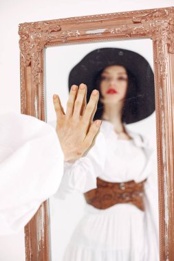 Beyaz arka planda moda imajı olan bir kız.