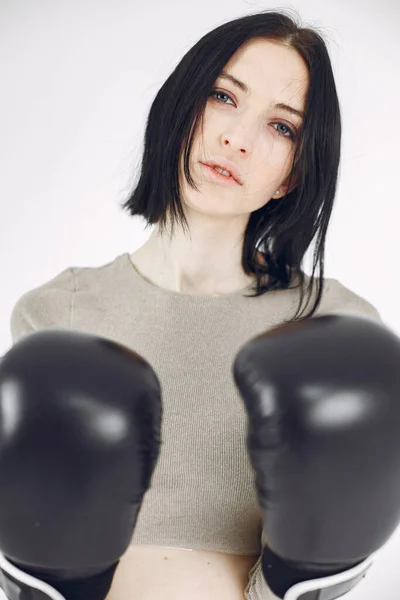 Meisje met sportuitrusting op een witte achtergrond — Stockfoto