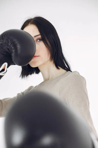 Meisje met sportuitrusting op een witte achtergrond — Stockfoto