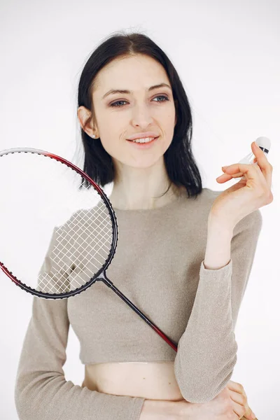 Meisje met sportuitrusting op een witte achtergrond — Stockfoto