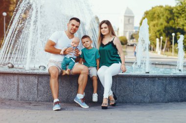 Yaz şehrinde oynayan sevimli bir aile.