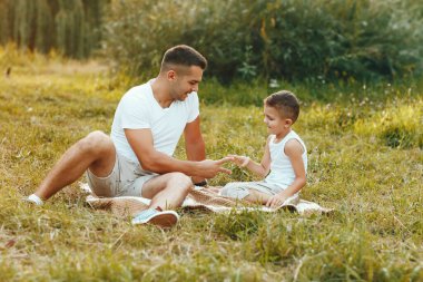 Yaz tarlasında oynayan sevimli bir aile.