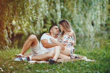 Güzel bir çift yaz tarlasında vakit geçirir.