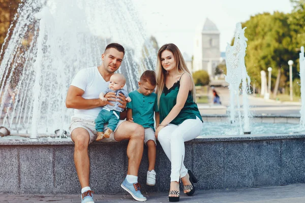 Linda familia jugando en una ciudad de verano — Foto de Stock