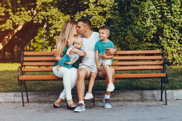 Yaz parkında oynayan sevimli bir aile. — Stok fotoğraf