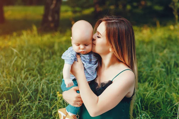 Madre con piccolo figlio che gioca in un parco estivo — Foto Stock