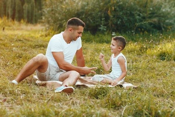 Leuke familie spelen in een zomer veld — Stockfoto