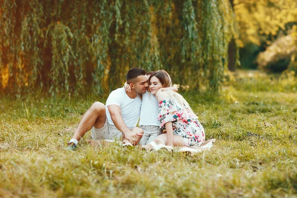 Söt familj som leker i en sommarpark — Stockfoto