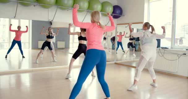 Žena fitness trenér vedoucí třídy v tělocvičně — Stock video