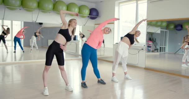 Žena fitness trenér vedoucí třídy v tělocvičně — Stock video