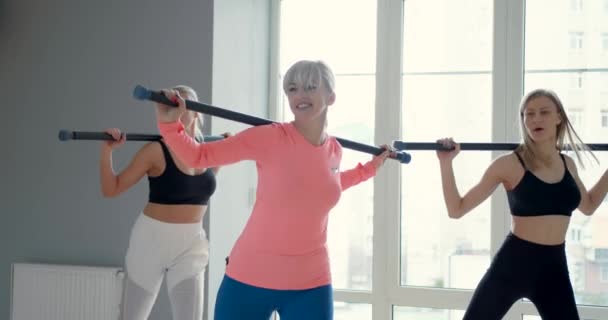 Groep jonge vrouwen in de fitnessklas — Stockvideo
