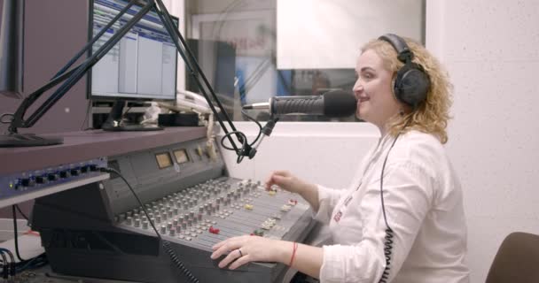 Jovem feliz rádio hospedeira transmitindo no estúdio — Vídeo de Stock