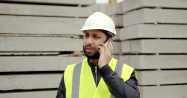 Hardhat Outdoor İnşaat Konsepti 'nde Bekar Çalışan Adam
