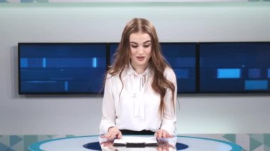 Yayından önce stüdyoda genç ve güzel bir sunucu.