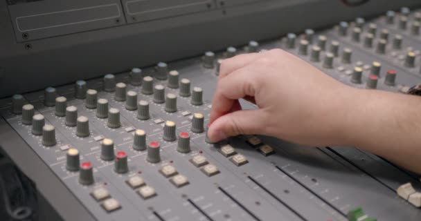 Männliche Hand am Mischpult im Tonstudio — Stockvideo