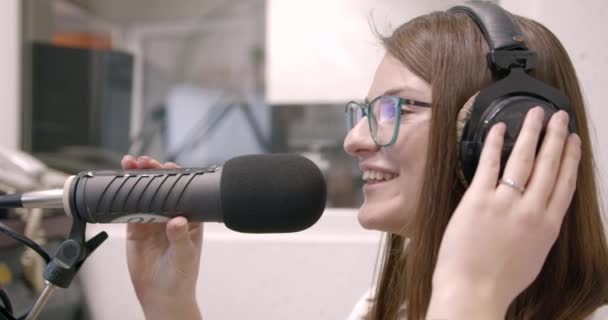 Boldog fiatal női rádiós műsorvezető stúdióban — Stock videók