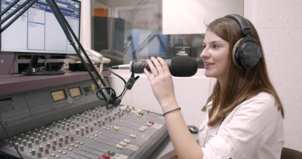 Šťastný mladý ženský rozhlasové vysílání Studio — Stock video