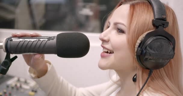 Selamat penyiar radio wanita muda di studio — Stok Video