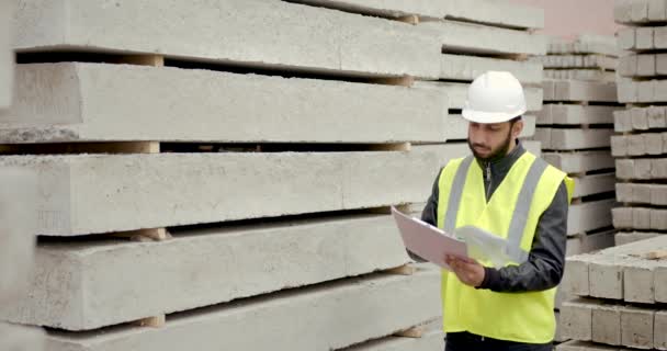 Egyetlen dolgozó ember szabadban Építőipari jegyzettömbbel — Stock videók