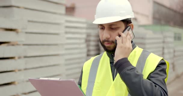Hombre de trabajo único en Hardhat al aire libre Concepto de construcción — Vídeos de Stock