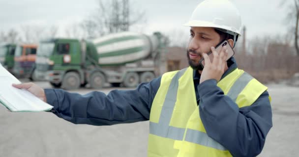 Svobodný pracující muž v Hardhat venku Stavební koncepce — Stock video