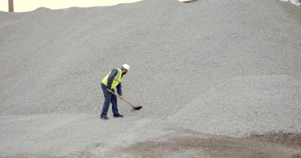 Areia manual de escavação do trabalhador com pá no local de construção — Vídeo de Stock