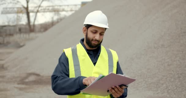 Solo trabajador al aire libre Construcción con Bloc de notas — Vídeos de Stock