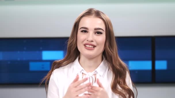 Junge hübsche TV-Moderatorin vor der Sendung im Studio — Stockvideo