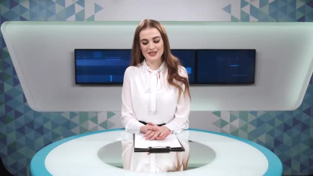 Joven presentador de televisión bonita en el estudio antes de transmitir — Vídeo de stock