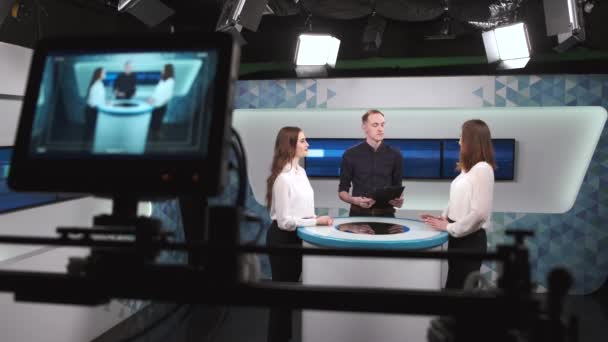 Camera filming tv show with host and two women — Stock Video