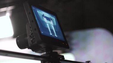 Sunucu ve iki kadınla TV şovu çekiyoruz.