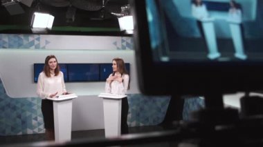 Sunucu ve iki kadınla TV şovu çekiyoruz.