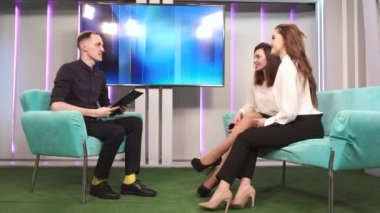 İki kadın konuk ile talk show 'da sunuculuk.