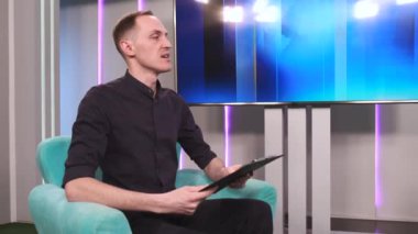 İki kadın konuk ile talk show 'da sunuculuk.