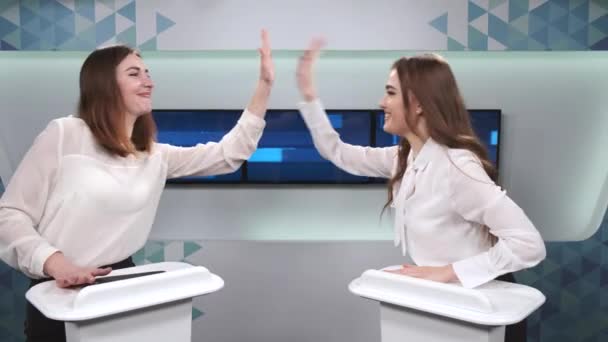 Duas jovens mulheres em programa de TV ou quiz show — Vídeo de Stock
