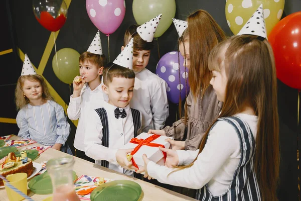 Grupo de niños celebran fiesta de cumpleaños — Foto de Stock