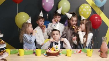 Çocuklar doğum günü partisini oyun odasında kutluyor.