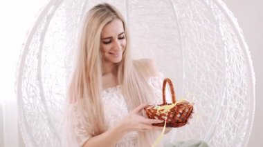 Genç güzel bayan yumurtalı sepete bak.