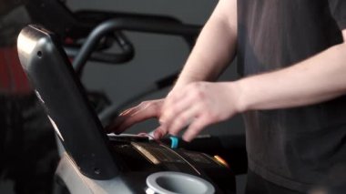 Bir koşu bandı kadar yakışıklı spor adam ayarlar