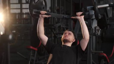 Spor salonunda antrenman yapan genç bir sporcu.